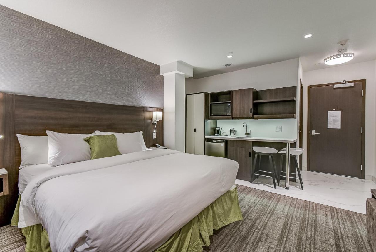 Est Hotel Toronto Exterior photo